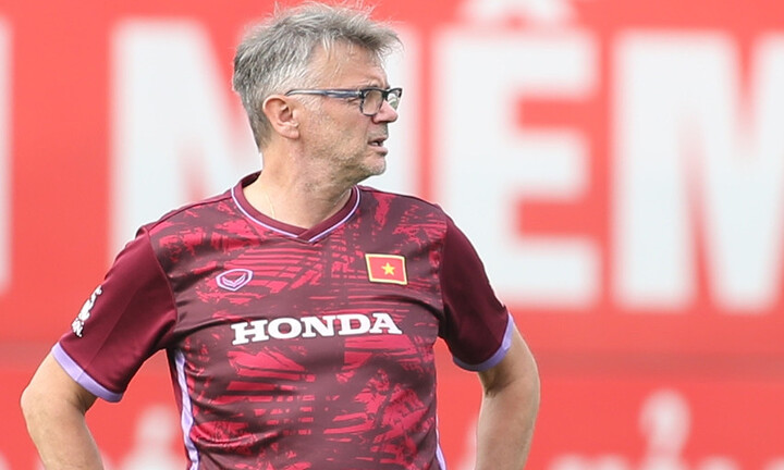 HLV Troussier liên tục nhận tin “không vui” trước thềm VCK Asian Cup 2023