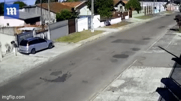 Gặp tai nạn khi đang bỏ trốn, tên trộm văng ra khỏi cửa sổ và bị hất tung lên cao