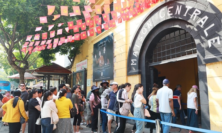Hà Nội: Du khách nườm nượp đổ về các di tích thăm quan ngày đầu năm