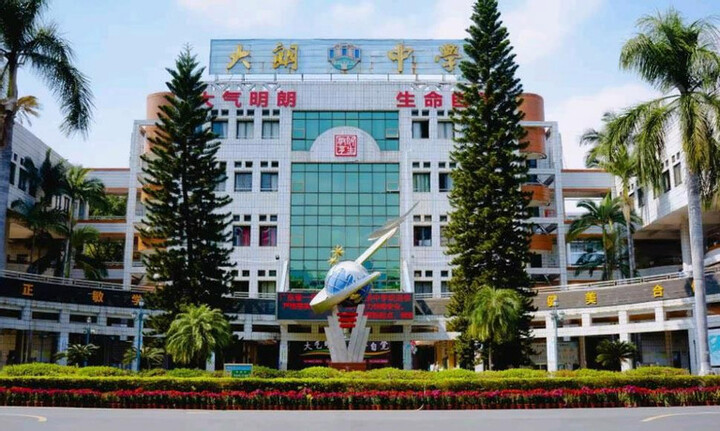 Trường học gây tranh cãi khi yêu cầu học sinh tự nguyện tải app tiếng Anh mất phí 