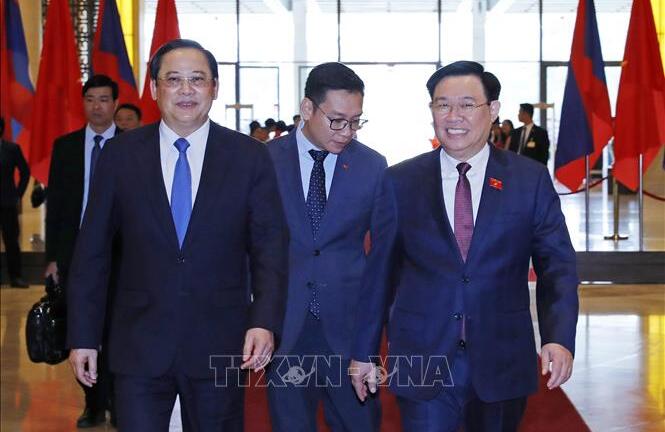 Chủ tịch Quốc hội Vương Đình Huệ hội kiến Thủ tướng Lào Sonexay Siphandone