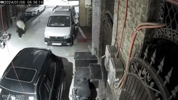 Hốt hoảng clip người đàn ông bất ngờ lao đến, siết cổ cô gái rồi cướp tài sản