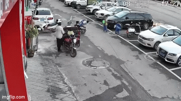 Cậu bé bị hất văng ra 2 mét sau khi ném pháo vào miệng cống