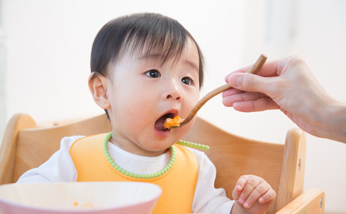 Nên hay không cho trẻ em dưới 1 tuổi ăn muối?