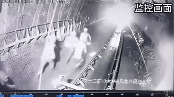 Công nhân thi nhau tháo chạy thục mạng sau khi nghe thấy tiếng nổ mỏ than