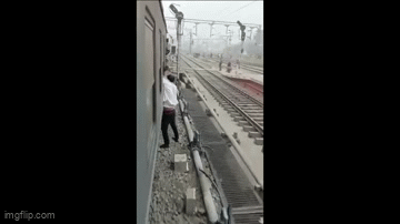 Bài học đắt giá cho người đàn ông cố giật điện thoại di động của hành khách đi tàu
