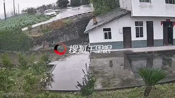 Đạp nhầm chân ga, tài xế khiến chiếc ô tô lao thẳng vào nhà dân