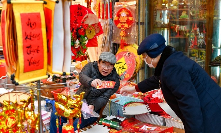 Sắc đỏ bao phủ kín phố Hàng Mã trước Tết Giáp Thìn 2024