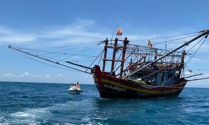 Hai tàu cá chìm trên biển, 8 thuyền viên được cứu sống, 3 thuyền viên mất tích