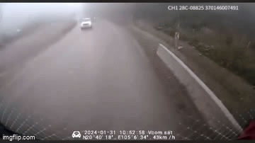 Thót tim trước khoảnh khắc người đi xe máy bất ngờ trượt ngã, lao thẳng về phía chiếc ô tô 