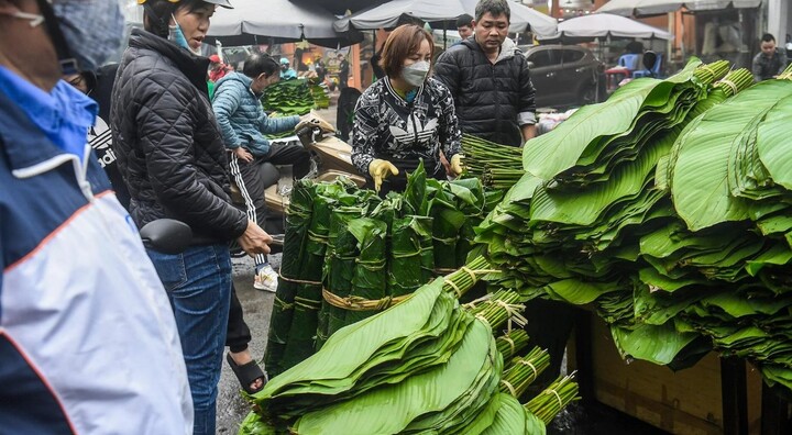Chợ lá dong giữa lòng Hà Nội tấp nập 