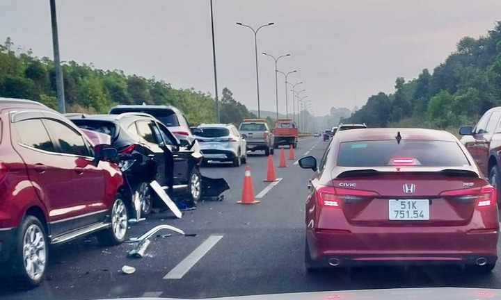 Tai nạn liên hoàn giữa 4 ô tô trên cao tốc TP.HCM – Long Thành – Dầu Giây, giao thông ùn ứ kéo dài hàng chục km