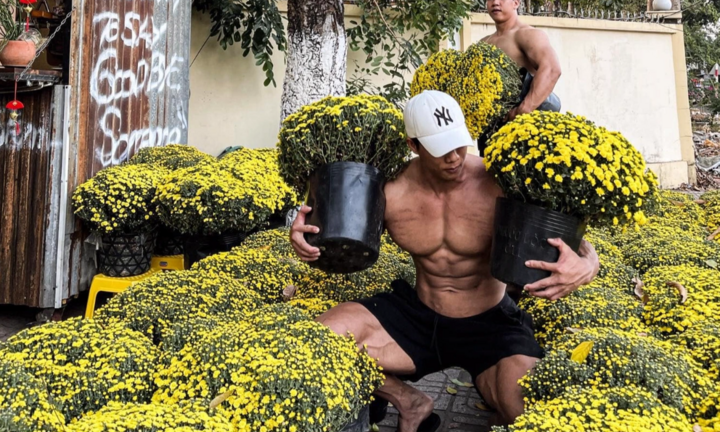 Hai chàng trai cơ bắp 6 múi bán cúc mâm xôi Tết gây sốt ở Đồng Nai: Sự thật bất ngờ phía sau