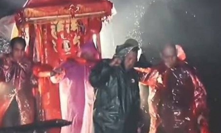 Kết hôn lúc nửa đêm, cô gái khiến hàng xóm “khóc thét” khi chứng kiến cảnh tượng này