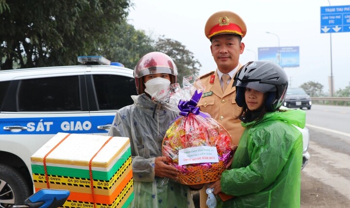 Xúc động trước món quà ý nghĩa dành tặng cho công nhân nghèo vượt nghìn cây số về quê ăn Tết