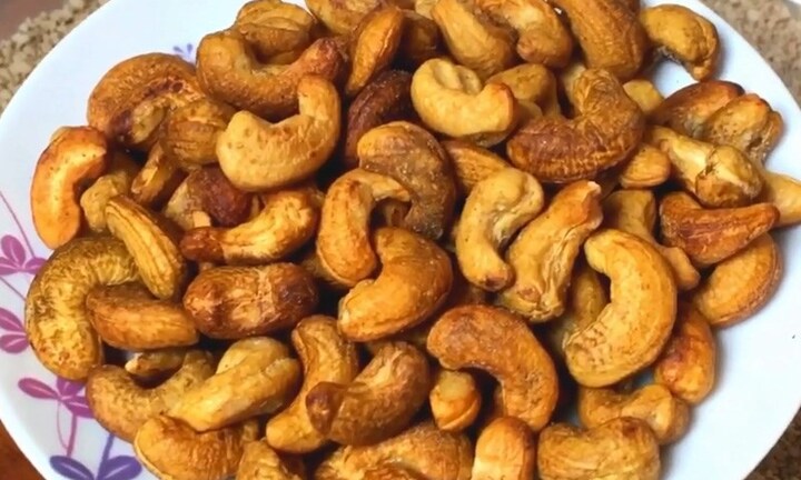 Cách làm hạt điều rang muối đãi khách