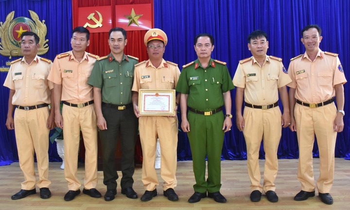 Bạc Liêu: Tặng giấy khen cho 2 cán bộ công an trả lại ví tiền cho người đánh rơi