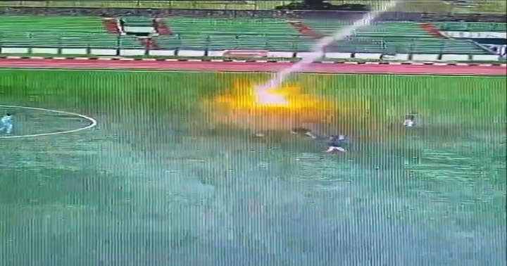 Nam cầu thủ bị sét đánh tử vong khi đang thi đấu trên sân