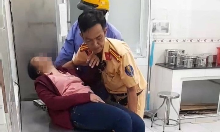 Bạc Liêu: CSGT giúp đưa người phụ nữ bị tai biến đi cấp cứu kịp thời