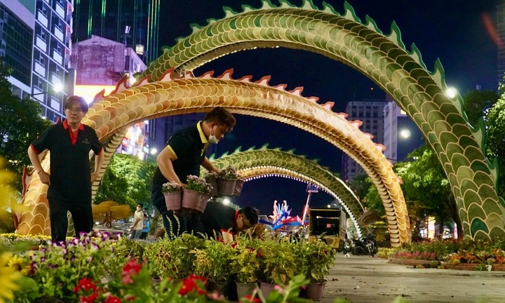 Tháo dỡ đường hoa Nguyễn Huệ, linh vật rồng được để đến hết tháng Giêng