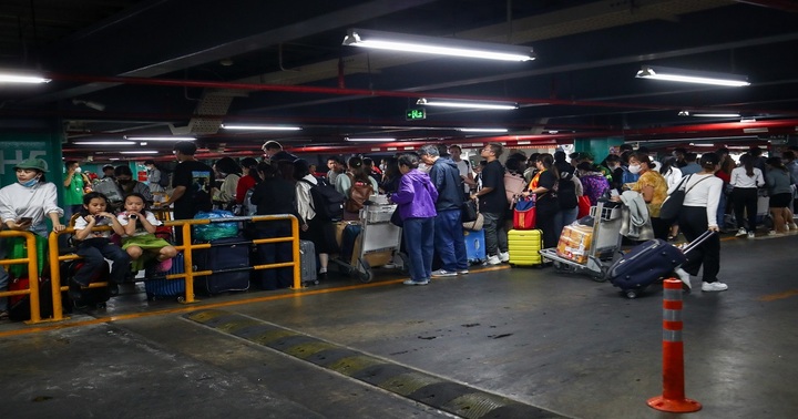 Sân bay Tân Sơn Nhất liên tục đón lượng khách 