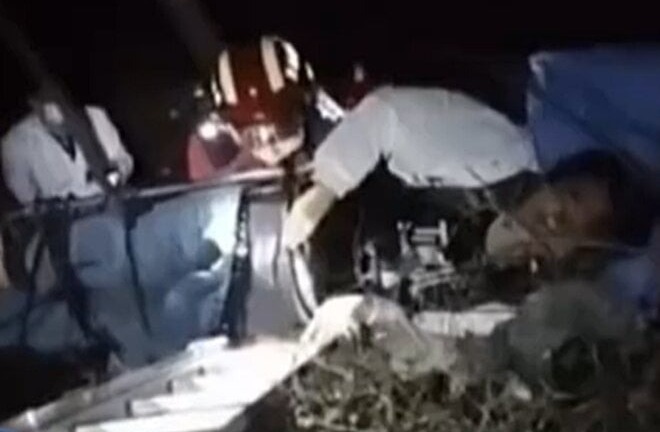 Đi vệ sinh trên đường cao tốc, nam thanh niên rơi xuống vách đá cao khoảng 10m
