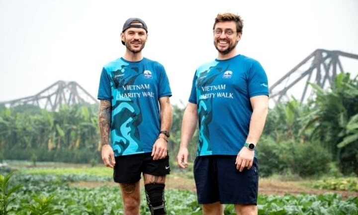 Hai thầy giáo nước ngoài đi bộ từ Hà Nội đến TP.HCM, gây quỹ gần 900 triệu đồng cho trẻ em