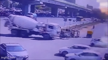 Khoảnh khắc xe bồn cán trúng hai người đàn ông đi xe máy