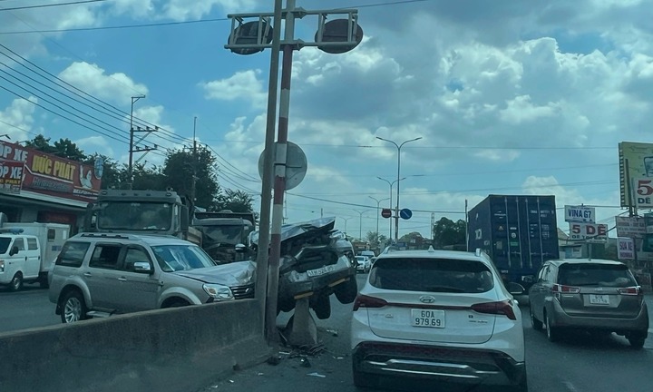 Va chạm liên hoàn trên QL51, ô tô “lao” lên dải phân cách
