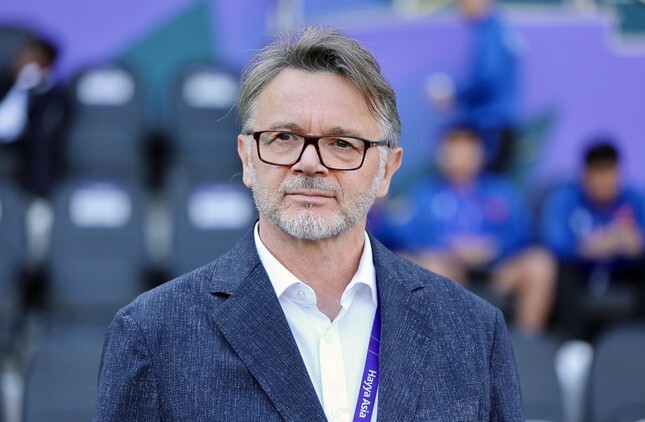HLV Philippe Troussier “chê” người hâm mộ và truyền thông Việt Nam trên báo Nhật Bản