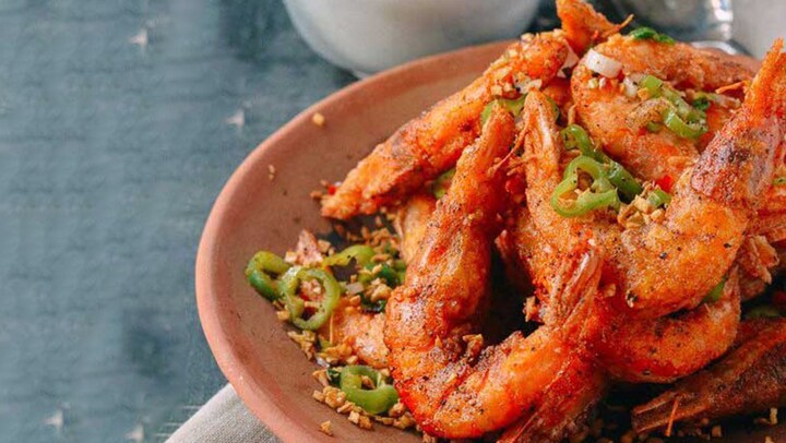 Tiết kiệm thời gian nấu nướng với món tôm rang muối ngon giòn đậm đà, ăn là mê