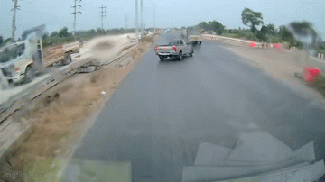 Khoảnh khắc ô tô bán tải lao sang làn đường ngược chiều tông mạnh vào hông xe tải