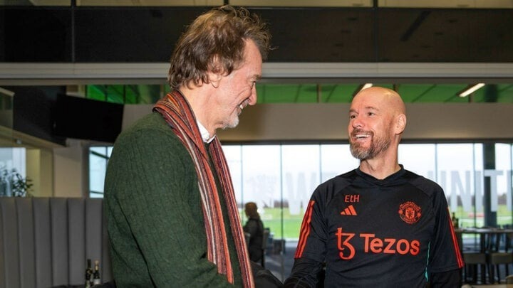 HLV Erik ten Hag muốn Man Utd giữ nguyên bản sắc, không nên sao chép “gã hàng xóm”