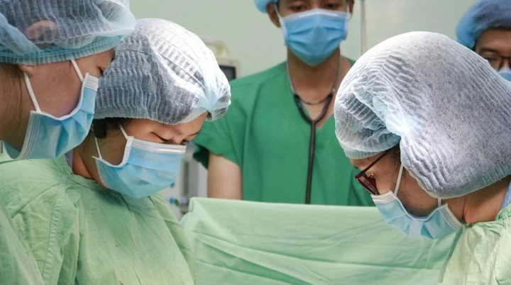 Bóc tách khối u xơ tử cung to như có thai 9 tháng