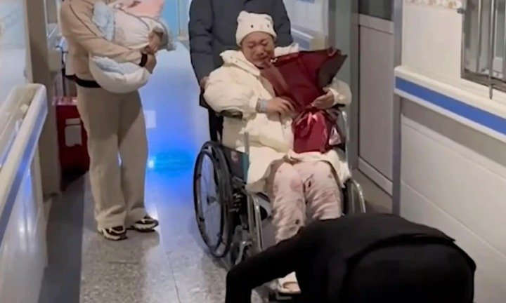 Cư dân mạng phản ứng “dữ dội” khi người chồng quỳ gối cảm ơn vợ vì điều này