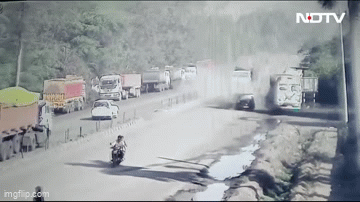 Ô tô quay nhiều vòng trên đường sau cú va chạm cực mạnh với xe tải 