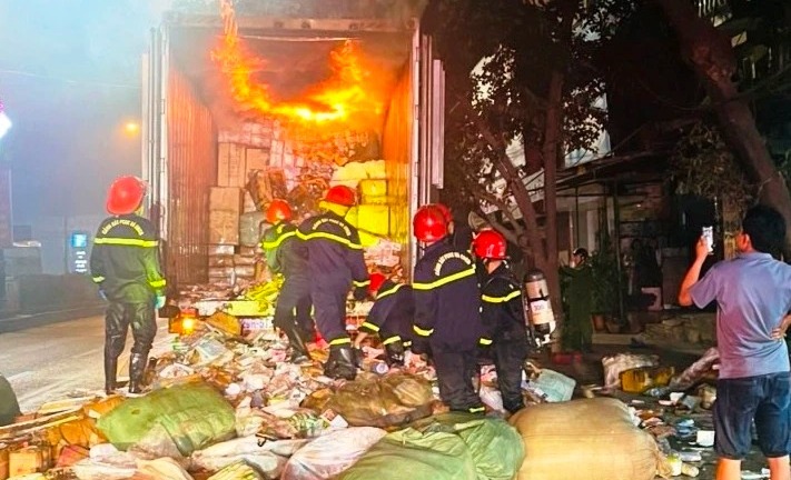 Kịp thời dập tắt đám cháy trên xe container lúc nửa đêm,
