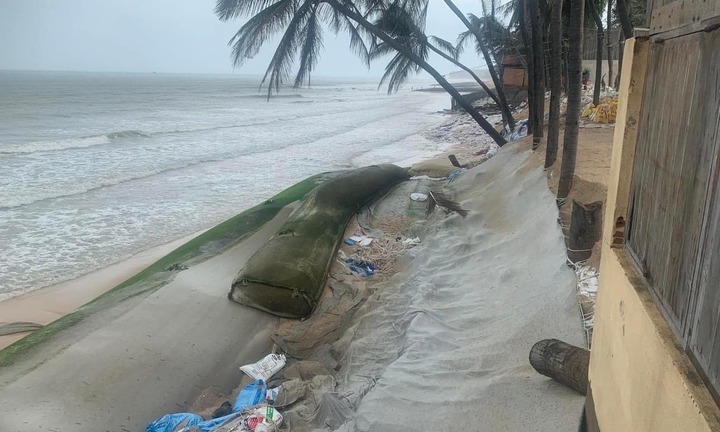 Tìm kiếm nạn nhân mất tích nghi do bị nước biển cuốn trôi ở Mũi Né