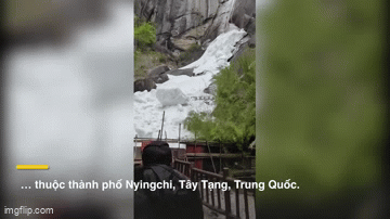 Chứng kiến nguy hiểm cận kề, du khách thi nhau tháo chạy