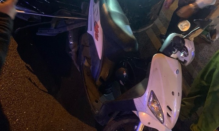 Xe máy va chạm mạnh với xe hơi, người phụ nữ tử vong