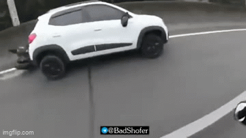 Nam thanh niên lộn nhiều vòng sau cú va chạm mạnh với ô tô