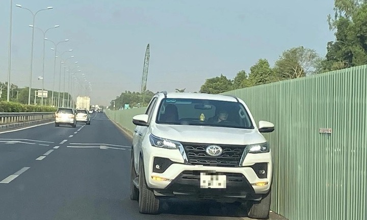 Ô tô 7 chỗ chạy ngược chiều trên cao tốc TP.HCM - Long Thành - Dầu Giây