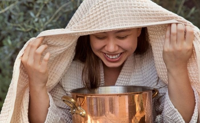 Tác dụng “thần kỳ” của việc xông lá ngải cứu?