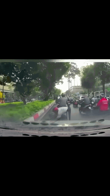 Cố tình lấn làn vượt lên trước, người đàn ông  "đánh rơi " con trai