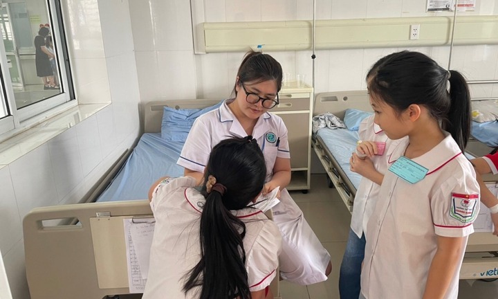 Quảng Ninh: 33 học sinh của một trường tiểu học nghi bị ngộ độc thực phẩm sau bữa ăn trưa