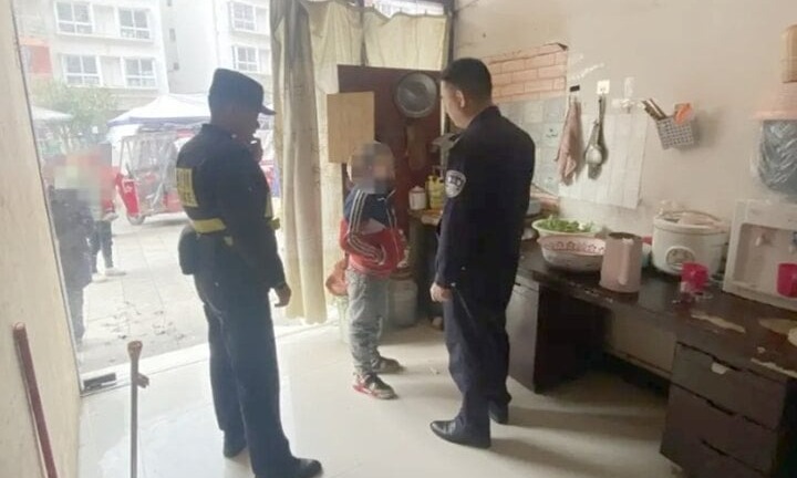 Lười học nhưng sợ bị bố mắng, cậu bé nhanh trí gọi cảnh sát cầu cứu không ngờ bố lại phạm tội thật