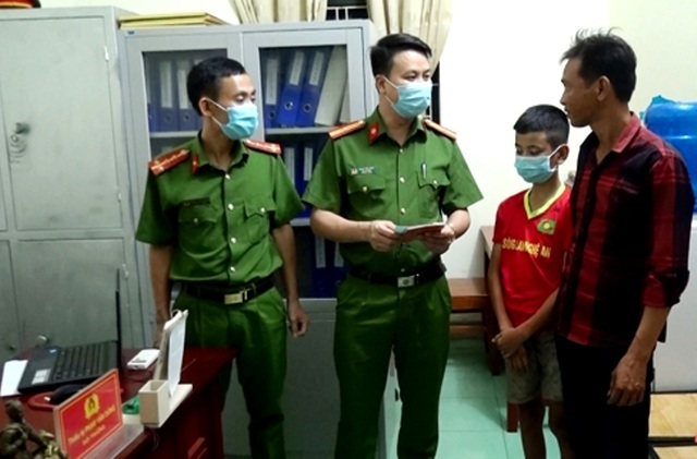 Đi lạc cách nhà hơn 100km, bé trai 13 tuổi được công an giúp đỡ