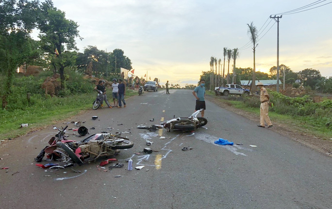 Tai nạn giao thông nghiêm trọng lúc xế chiều, mẹ chết, 2 con nhỏ nguy kịch