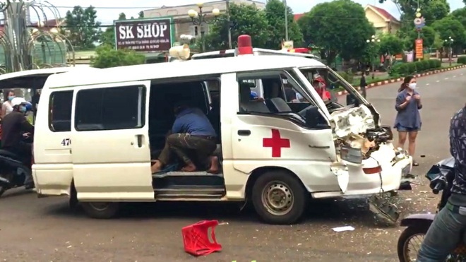 Tin tức tai nạn giao thông ngày 12/6: Xe cấp cứu biến dạng sau va chạm kinh hoàng với xe tải