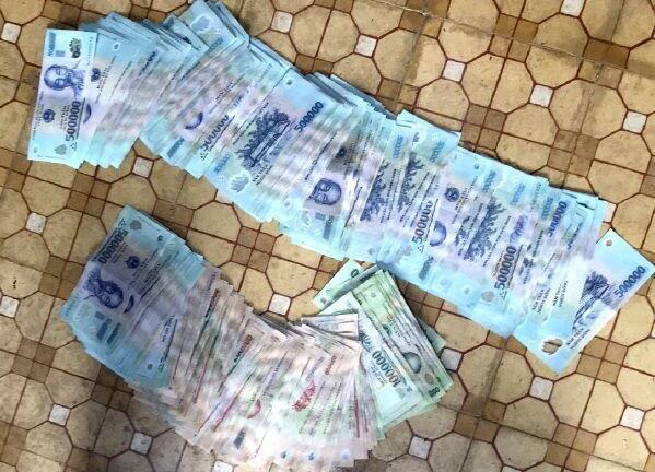 Đột kích sòng bạc trong lô cao su, cảnh sát vào vai công nhân cạo mủ